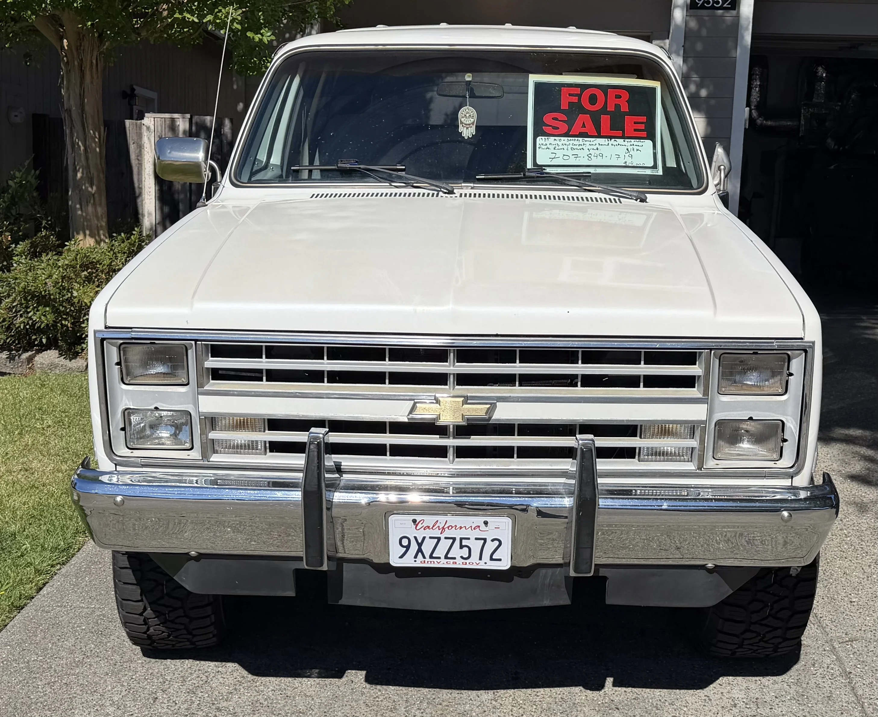 Chevrolet-Suburban-1985-White-Gray