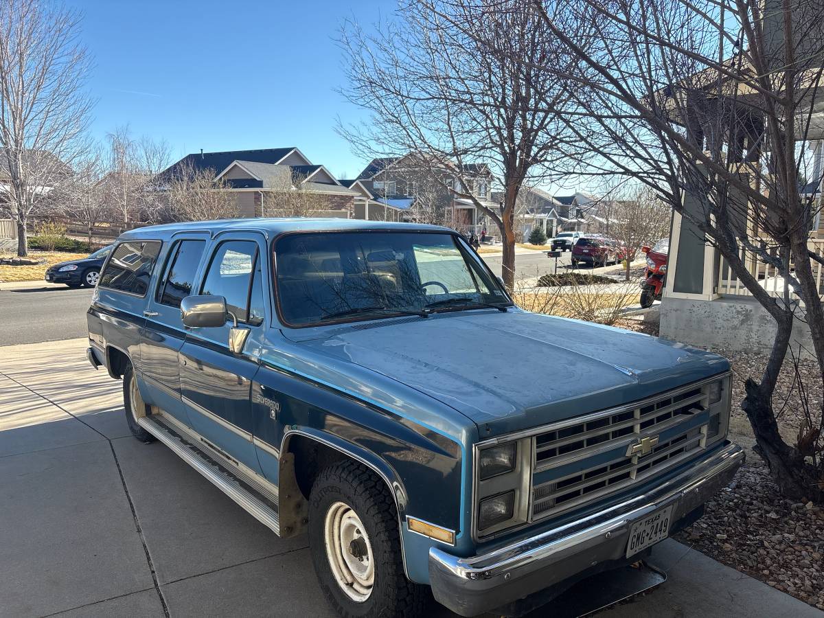 Chevrolet-Suburban-1986-blue