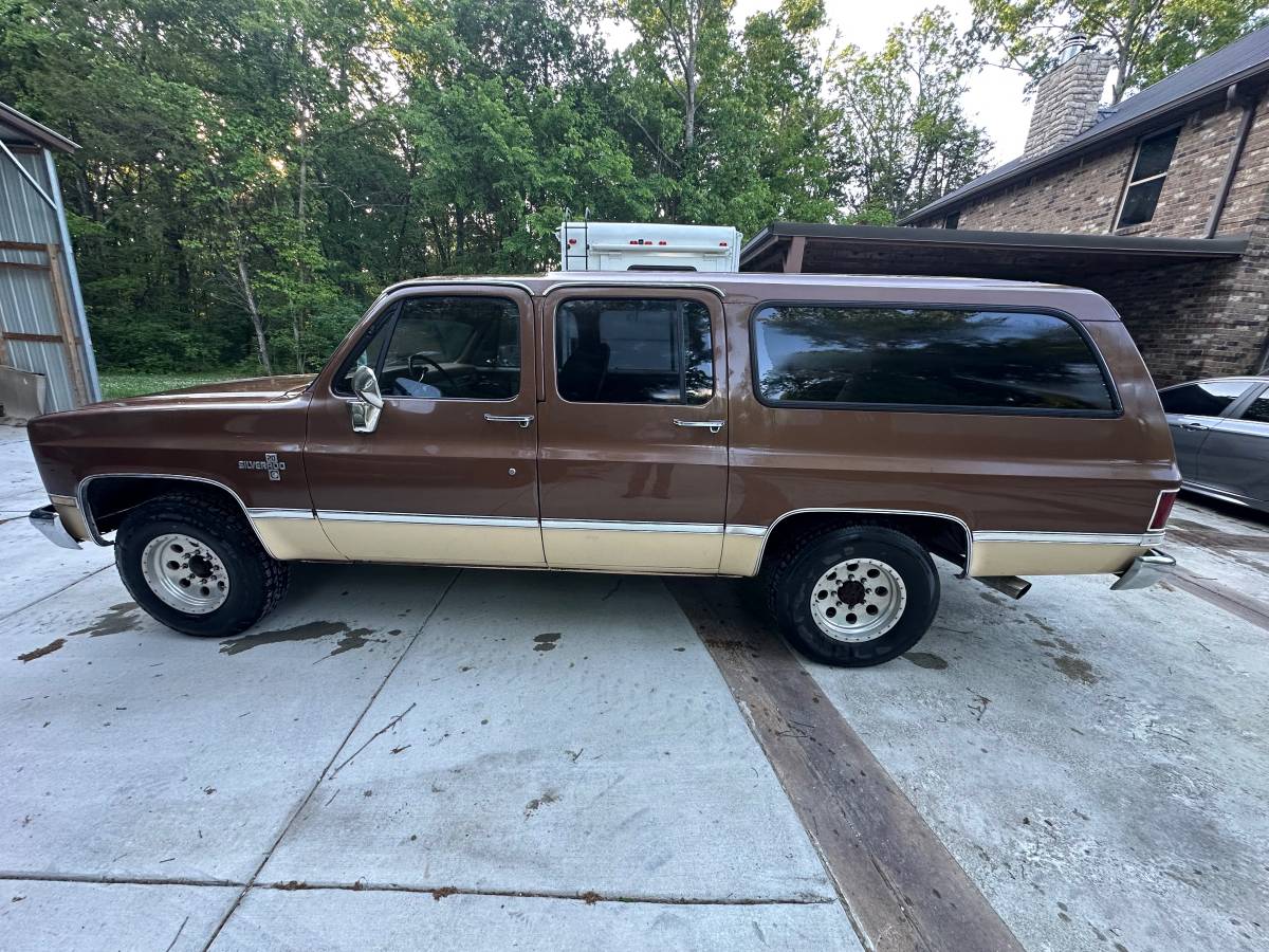 Chevrolet-Suburban-1988-brown