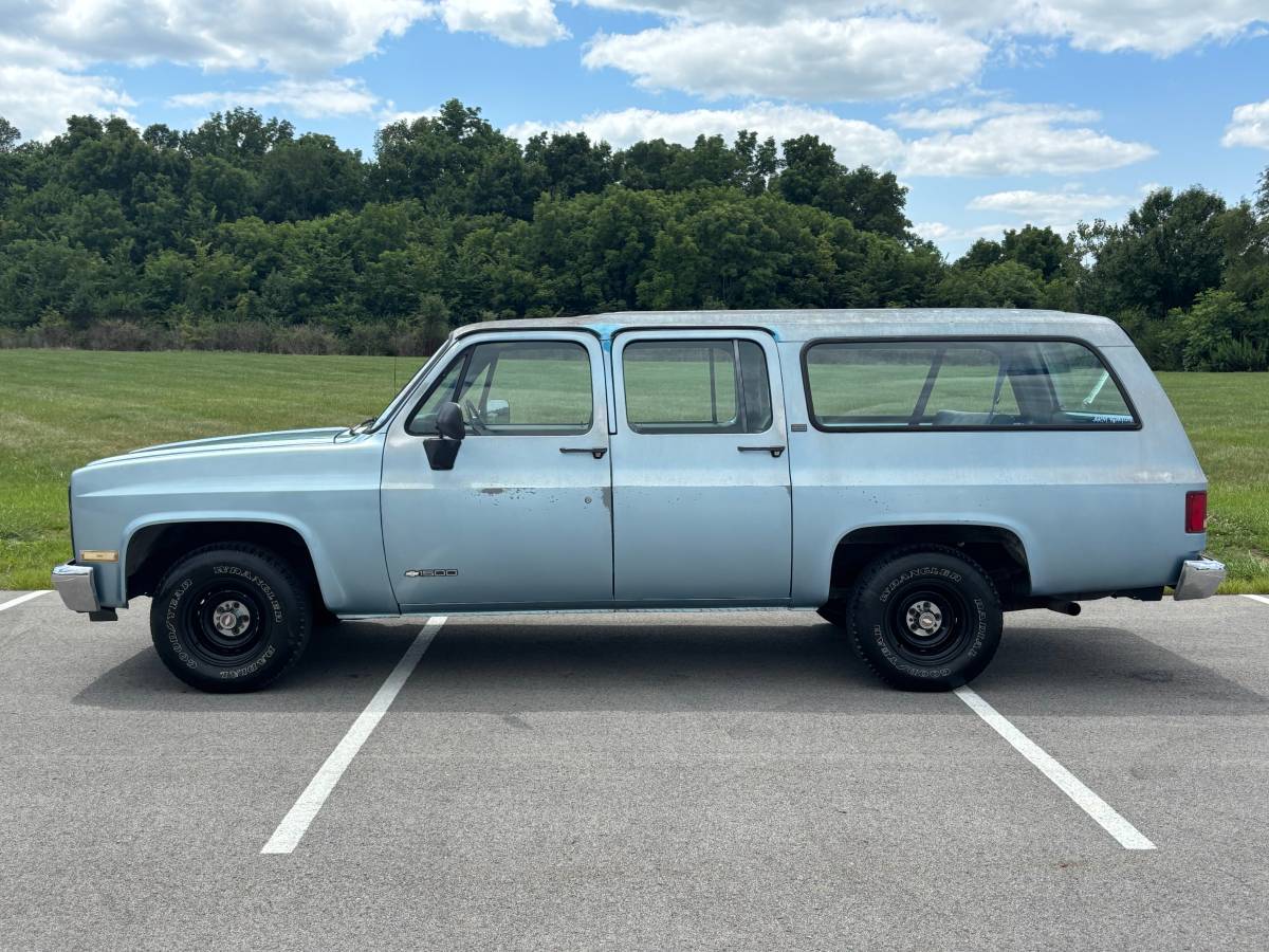 Chevrolet-Suburban-1990-blue