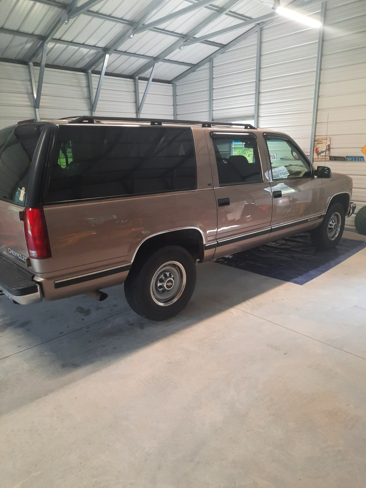 Chevrolet-Suburban-1995-SUV-Gold