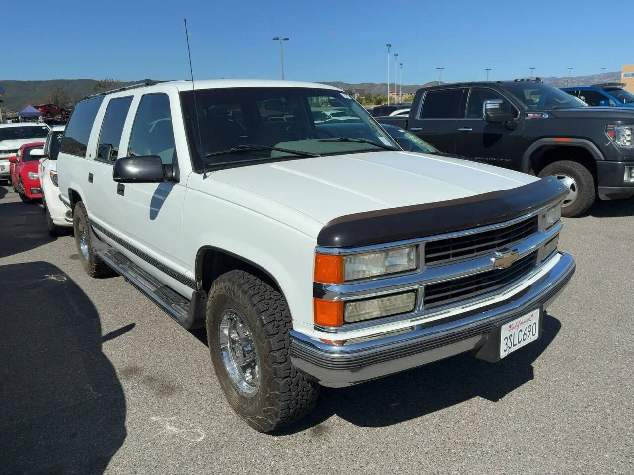 Chevrolet-Suburban-1996-White-Tan