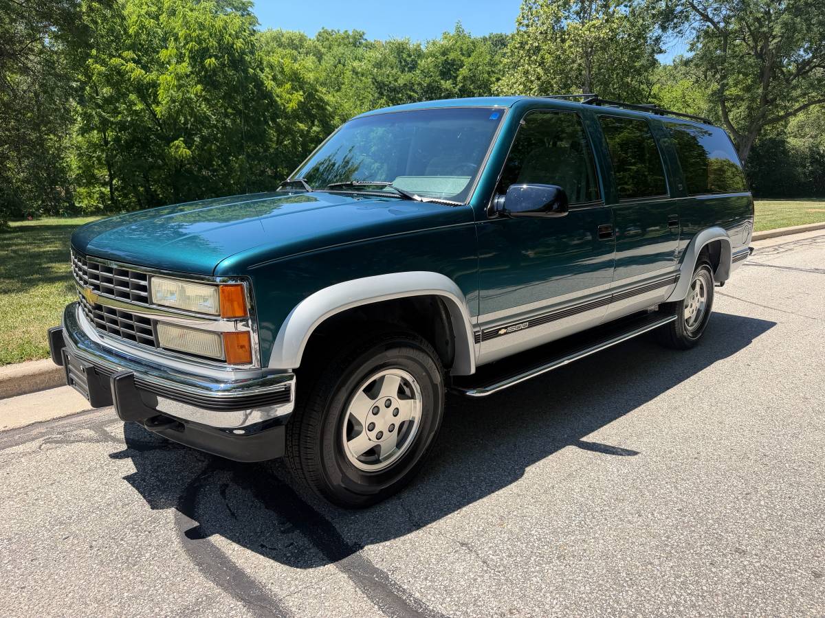 Chevrolet-Suburban-k1500-4x4-1993-green