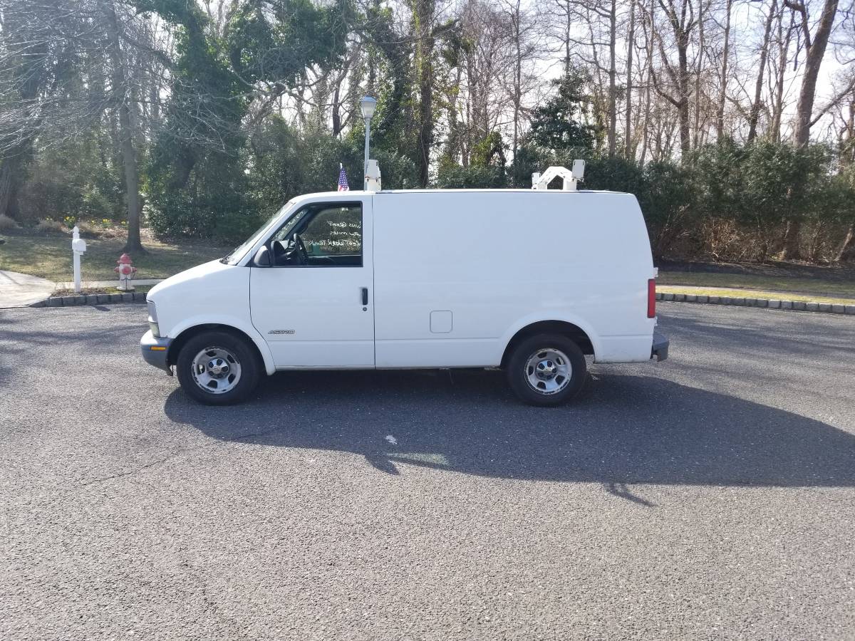 Chevy-astro-cargo-van-1988-white