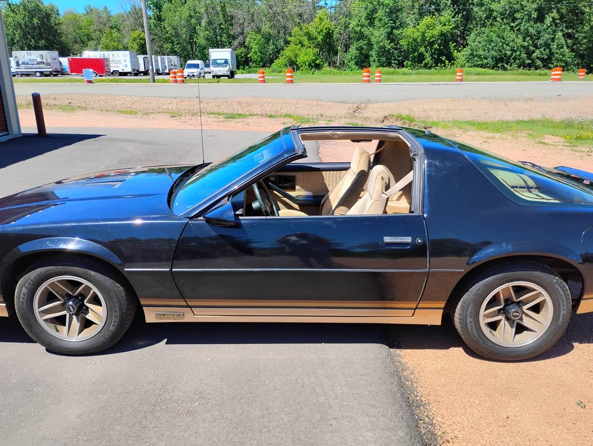 Chevy-camaro-z28-1983-black