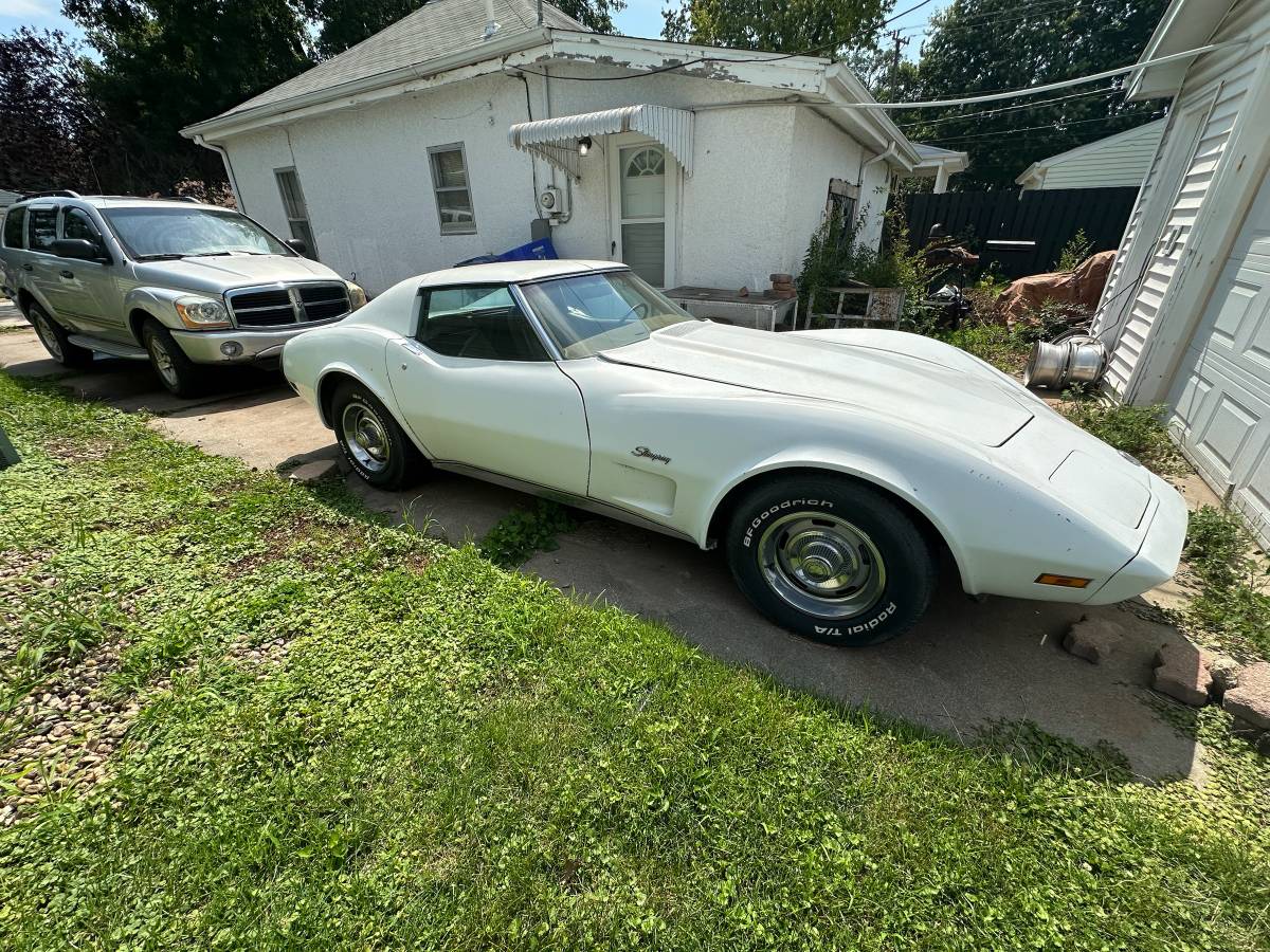 Chevy-corvette-1975-white