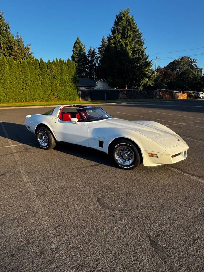 Chevy-corvette-1982-white