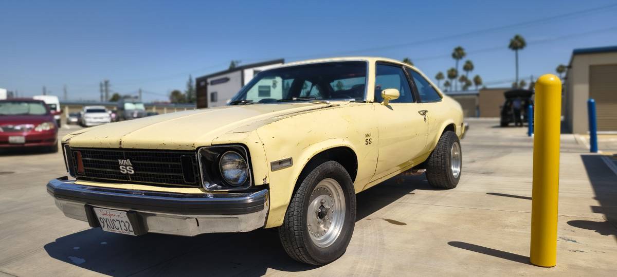 Chevy-nova-custom-hatchback-1975-yellow