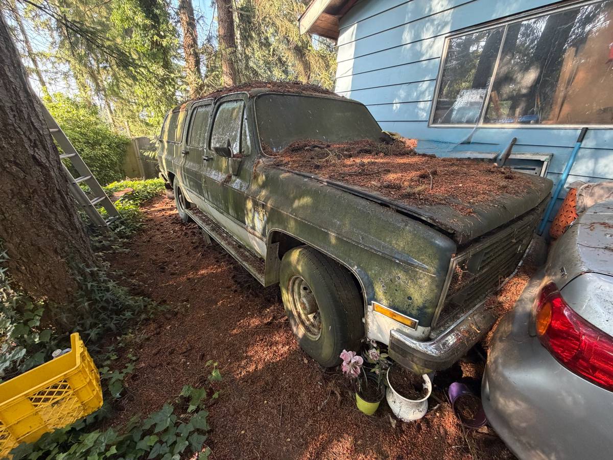 Chevy-suburban-1984-blue