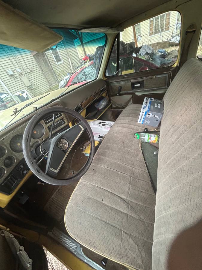 Chevy-suburban-c10-1977-yellow