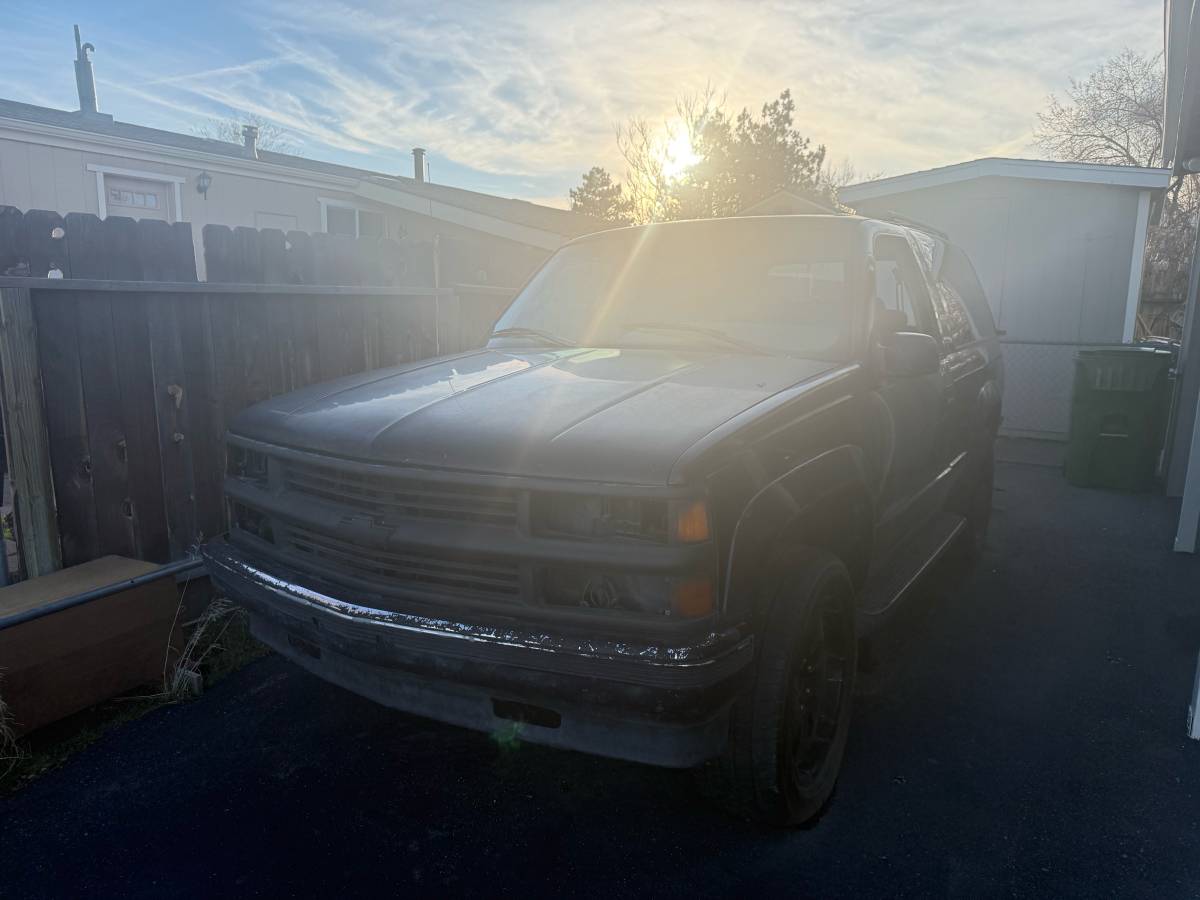Chevy-tahoe-2-door-1996-black