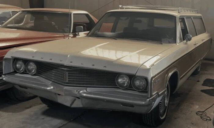 Chrysler-New-yorker-1968-White-Woodgrain-Blue