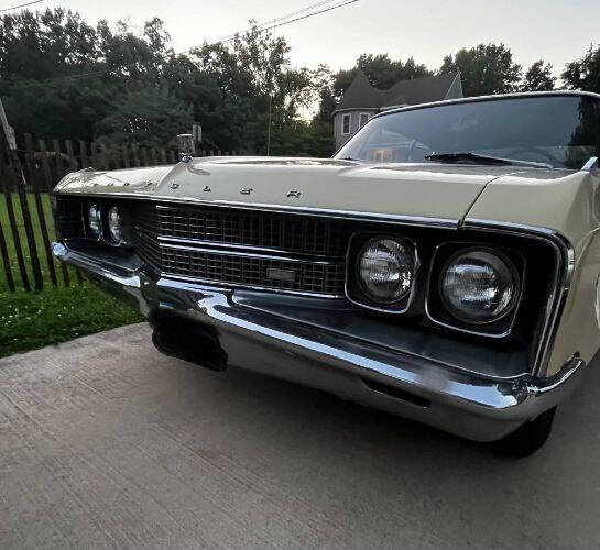 Chrysler-New-yorker-1968-Yellow