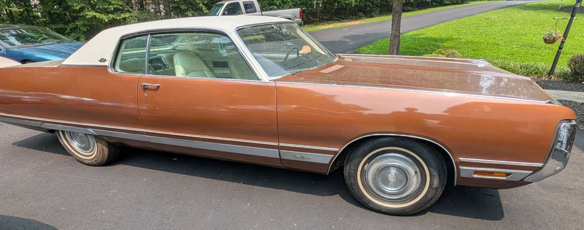 Chrysler-New-yorker-1972-brown