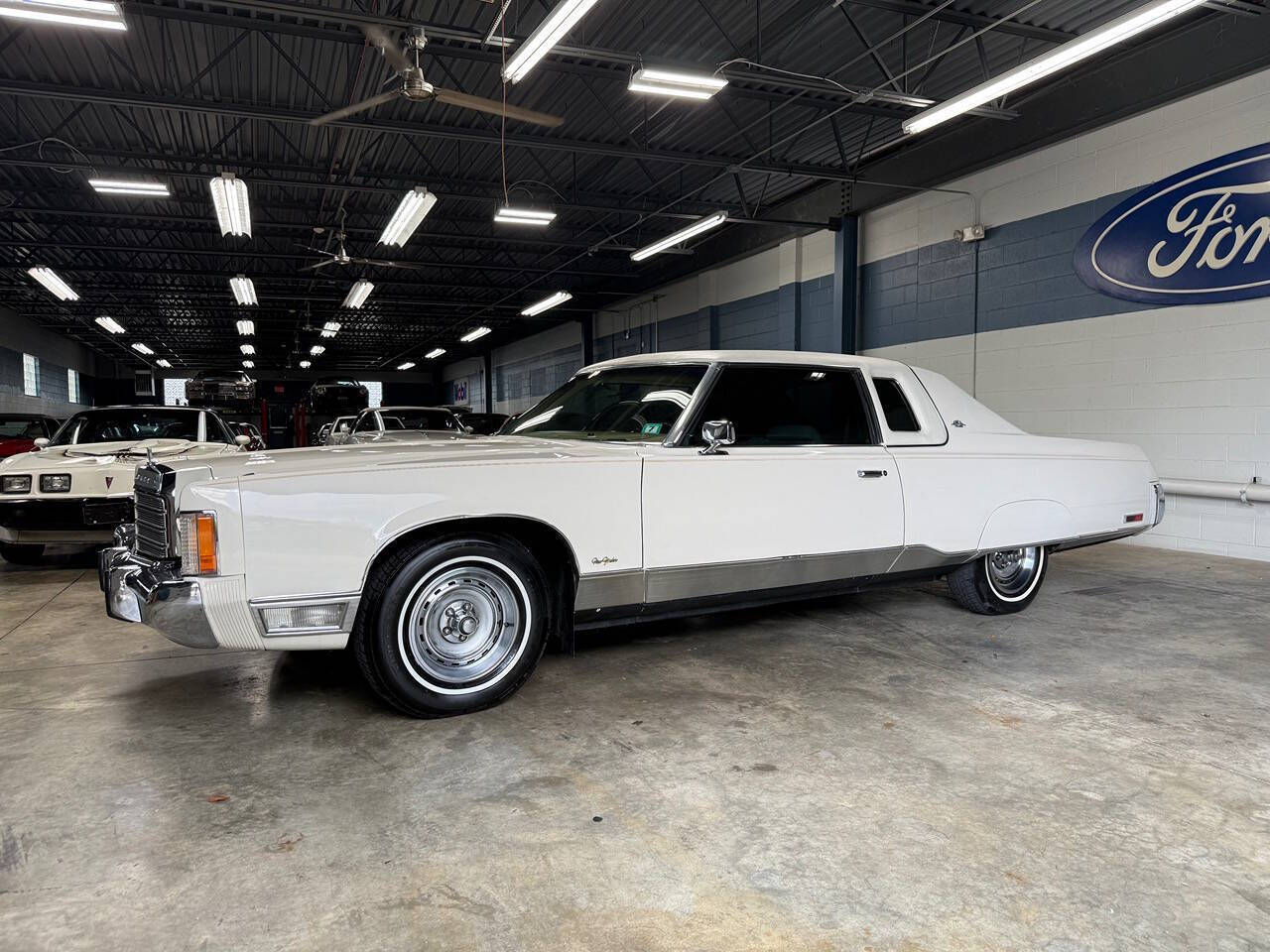Chrysler-New-yorker-1974-White-White