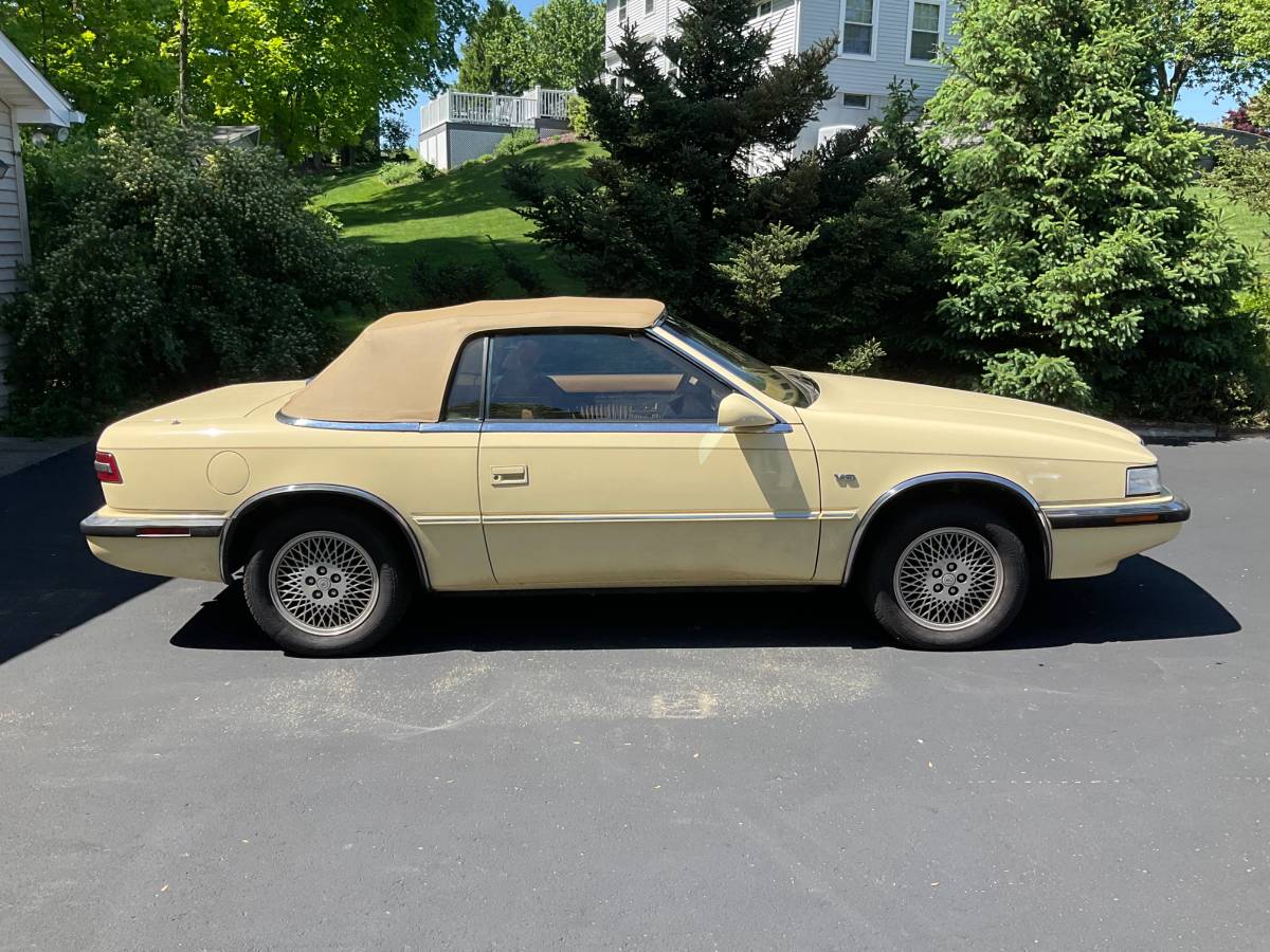 Chrysler-Tc-1990-yellow