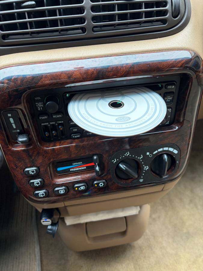 Chrysler-Town-country-1996-white