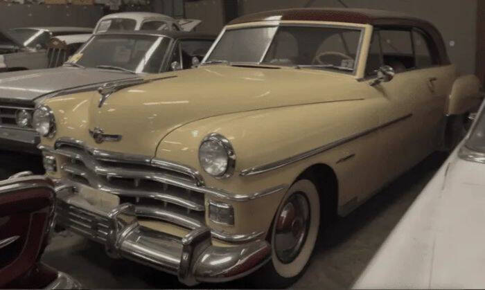Chrysler-Windsor-1950-Pale-Yellow-Maroon-Top-Scotch-PlaidMaroon