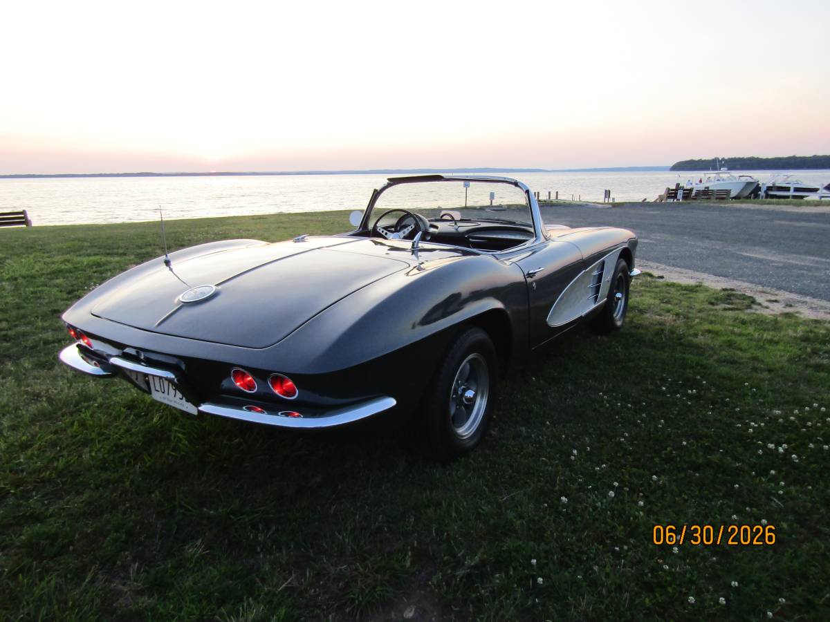 Corvette-convertible-1961-grey
