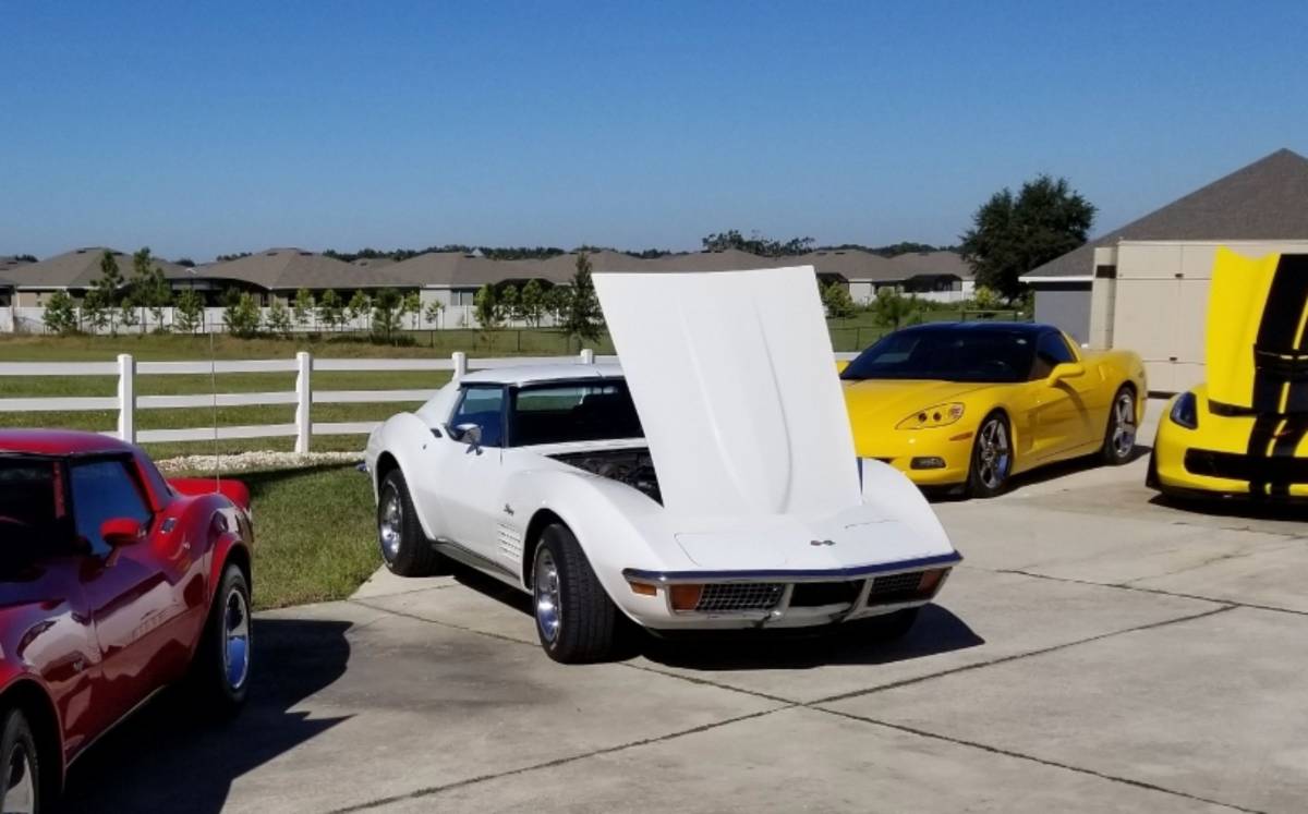 Corvette-stingray-coupe-restored-1972-white