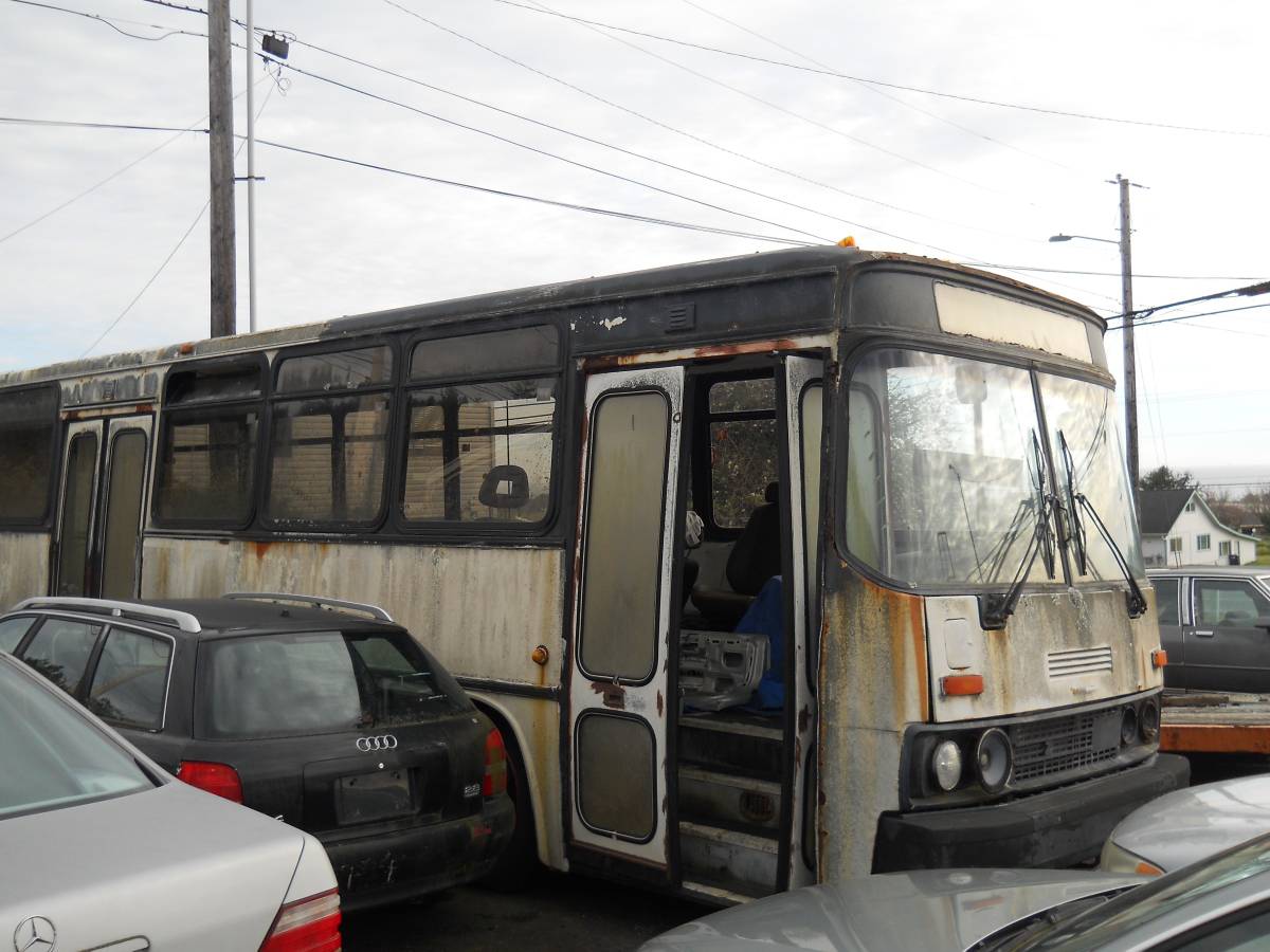 Crown-bus-1982-white