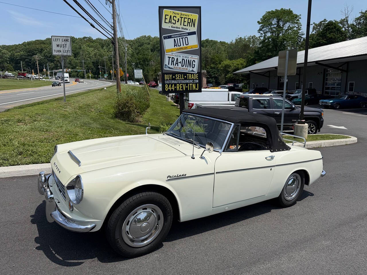 Datsun-1600-1966-Cream-Black