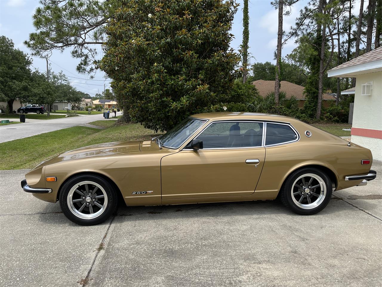 Datsun-280z-1975-Gold-Black