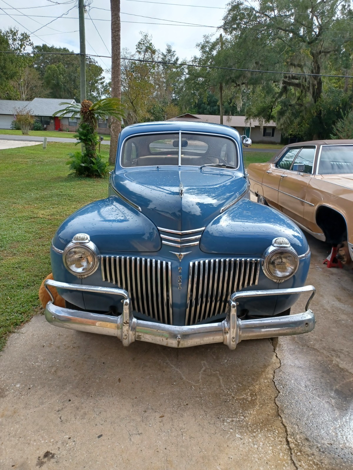 DeSoto-Deluxe-1941-Sedan-Tan