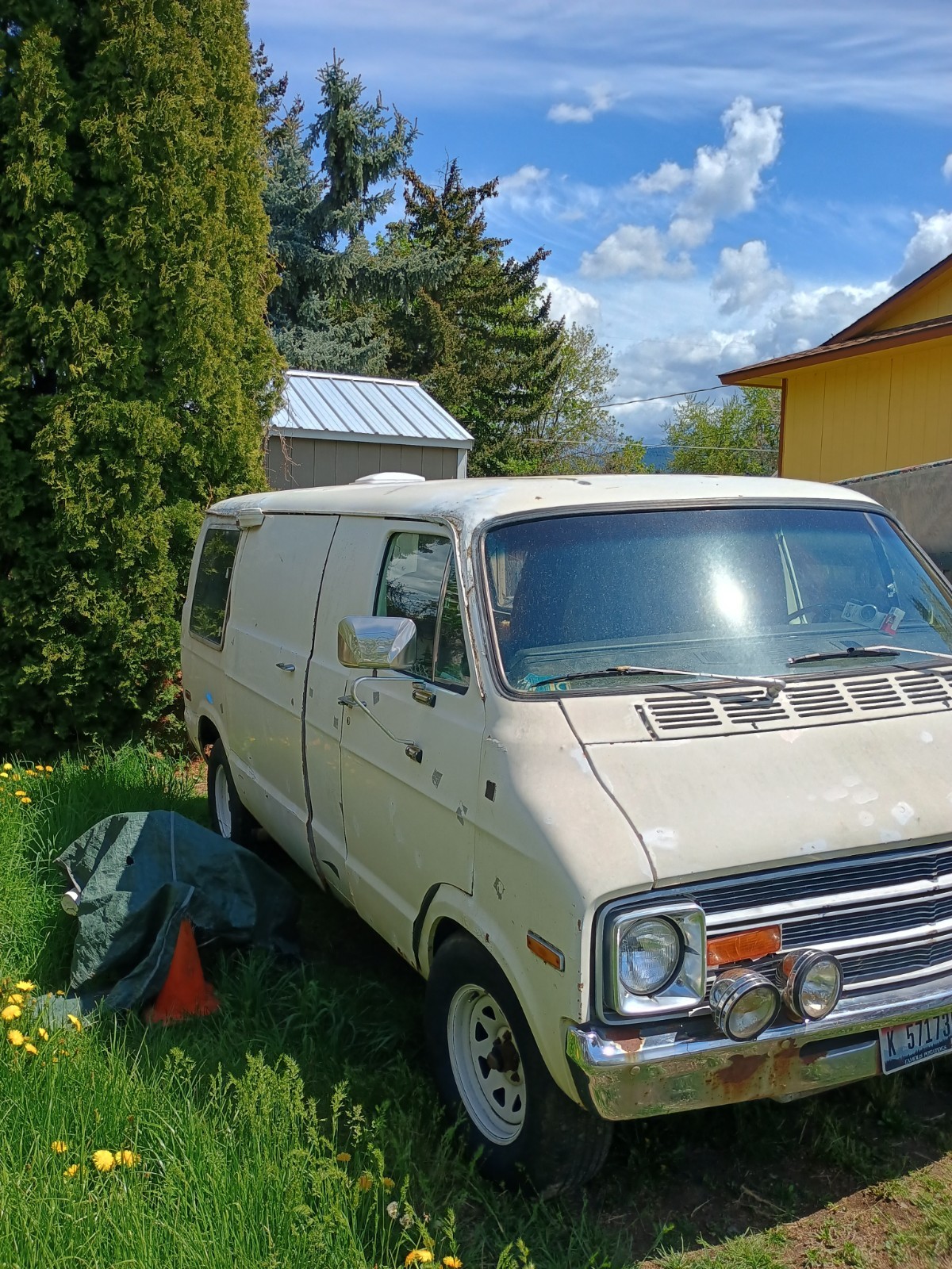 Dodge-B200-1975-Standard-Passenger-Van