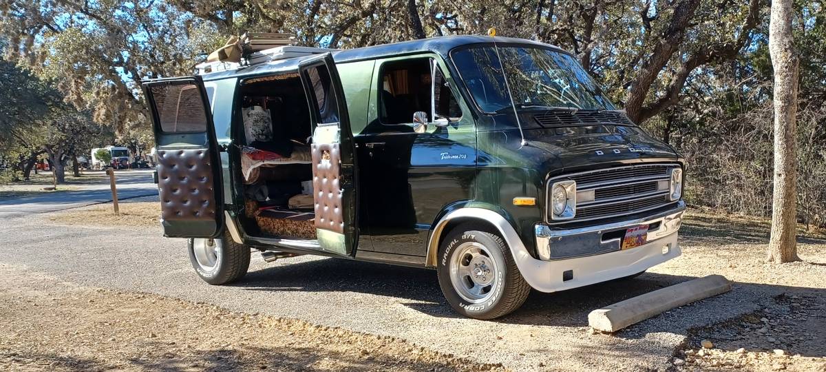 Dodge-B200-tradesman-1977-green