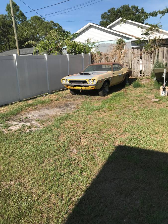 Dodge-Challenger-1972-yellow