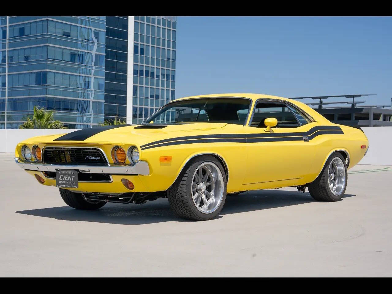 Dodge-Challenger-1973-Yellow-Black