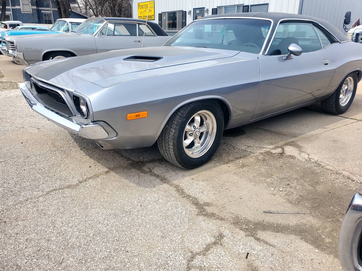 Dodge-Challenger-1973-grey