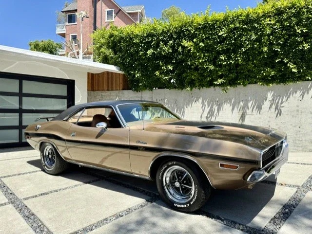 Dodge-Challenger-rt-1970-Gold-Tan
