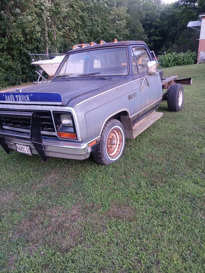 Dodge-D-150-1985