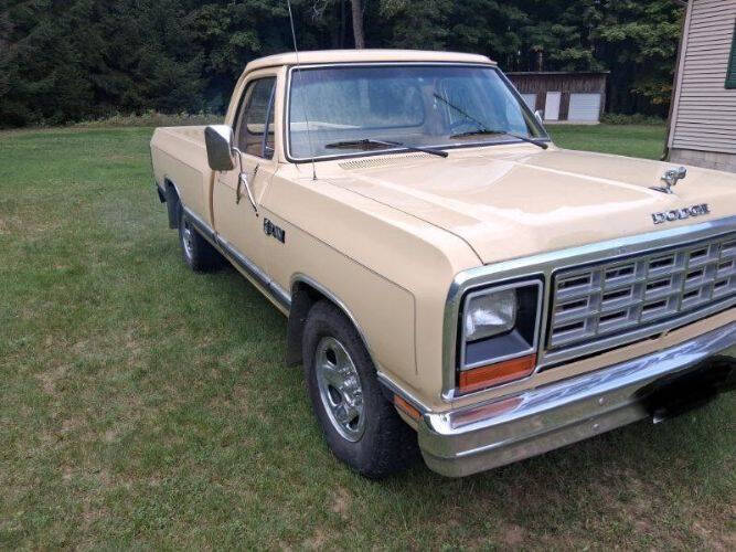 Dodge-D100-pickup-1985