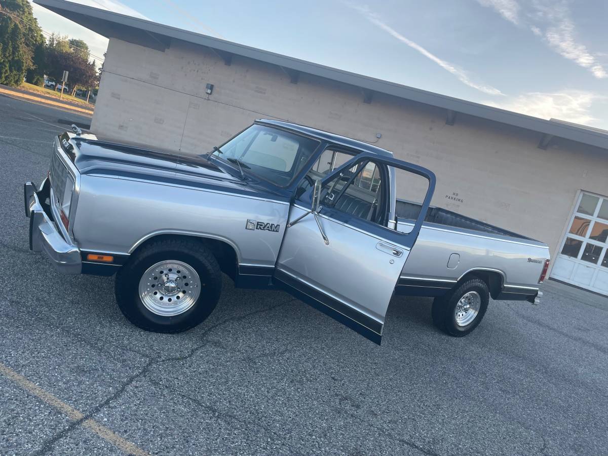 Dodge-D150-1985-blue