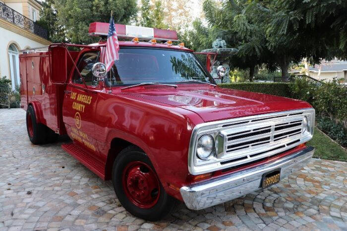 Dodge-D300-pickup-1980-Red