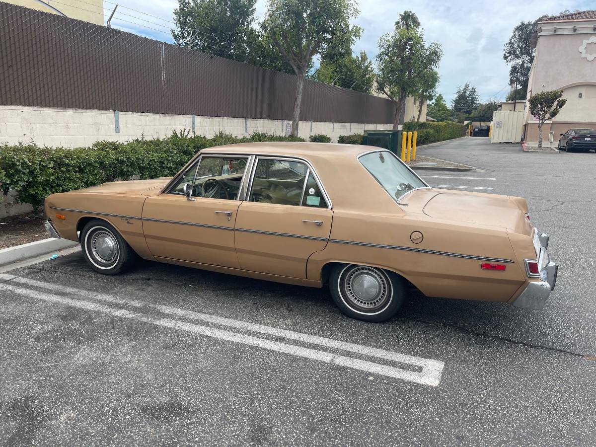 Dodge-Dart-custom-1975-brown