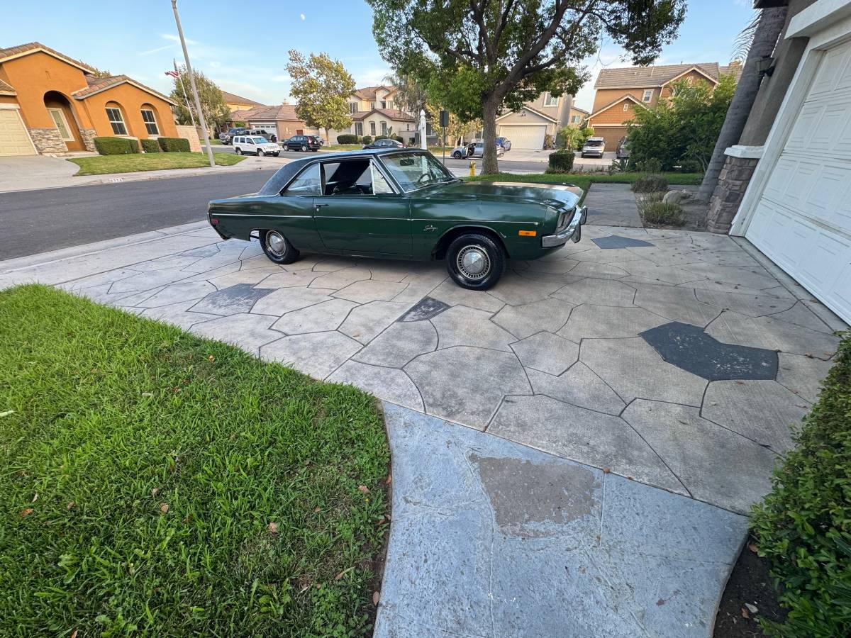 Dodge-Dart-swinger-two-door-hard-top-slant-si-1972