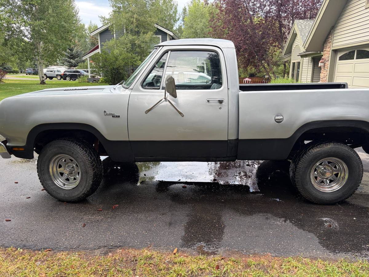 Dodge-Power-wagon-1975