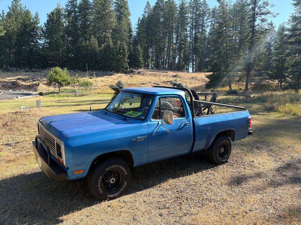 Dodge-Ram-1500-4x4-1983-blue