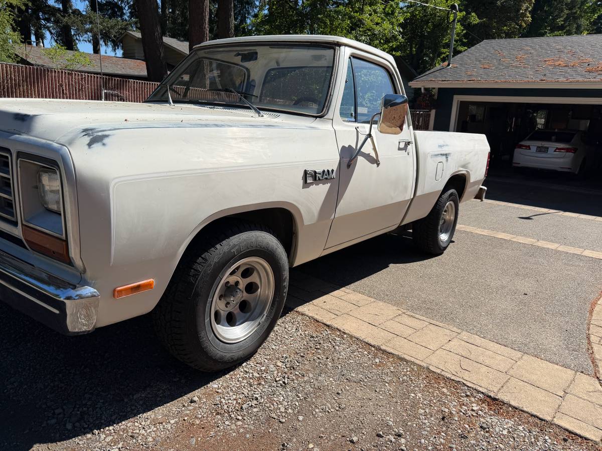 Dodge-Ram-1982-white