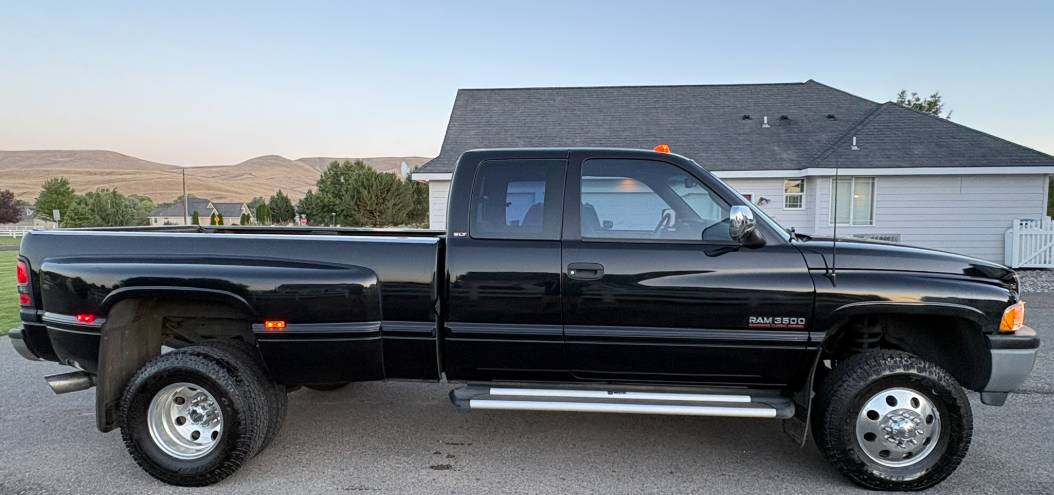 Dodge-Ram-3500-1996-black