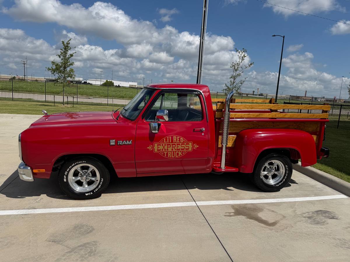 Dodge-Truck-1980-red
