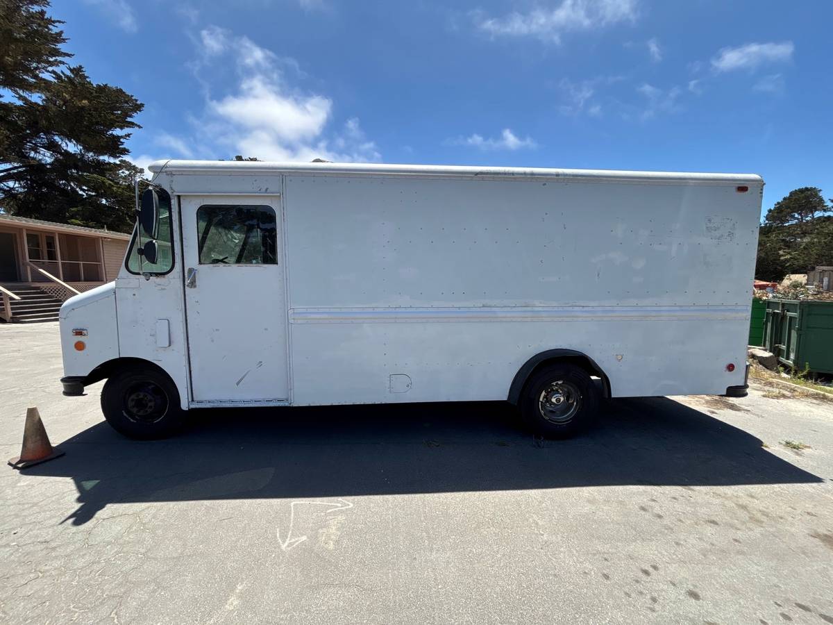 Ford-1977-p-500-step-van-1977-white