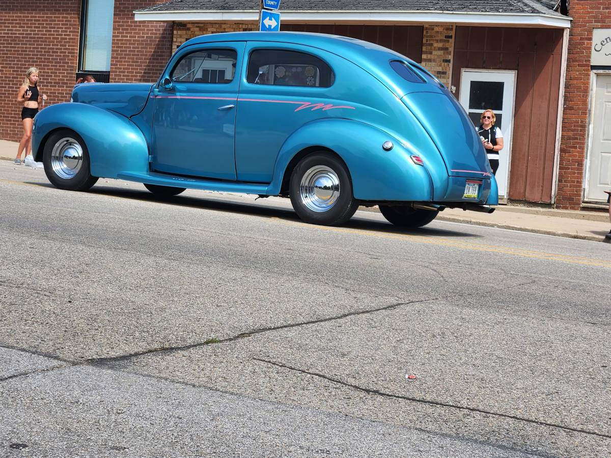 Ford-2-door-deluxe-1940-custom