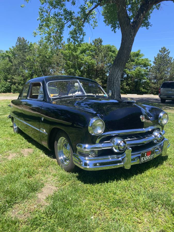 Ford-2-door-sedan-1951