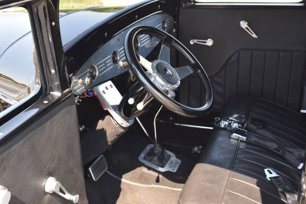 Ford-5-window-coupe-1932-black