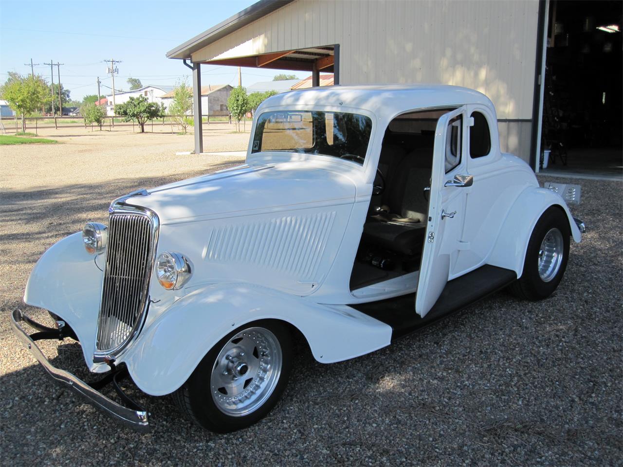 Ford-5-window-coupe-1933-White-Mocha-and-Winchester